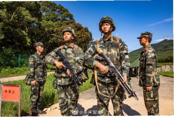 战火中如何集结？球员们在防空警报下挥汗训练